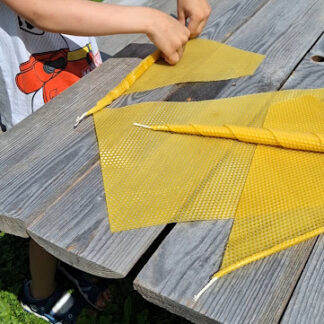 alt="Bišu vaska sveču tīšana"