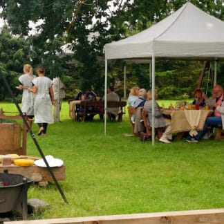 alt="Lauku tūrisms Ievgravās - pasākums bišu un cidoniju dārzā"